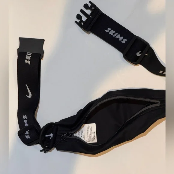 SKIMS Nike Waist Purse - Picture 5 of 9